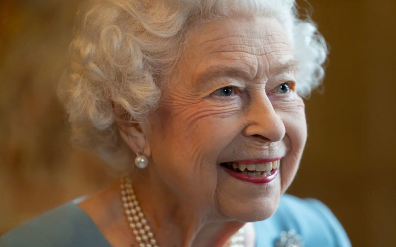 نشر صور جديدة لملكة بريطانيا وهي ترتدي الفستان الذي طلبت أن تُدفن به