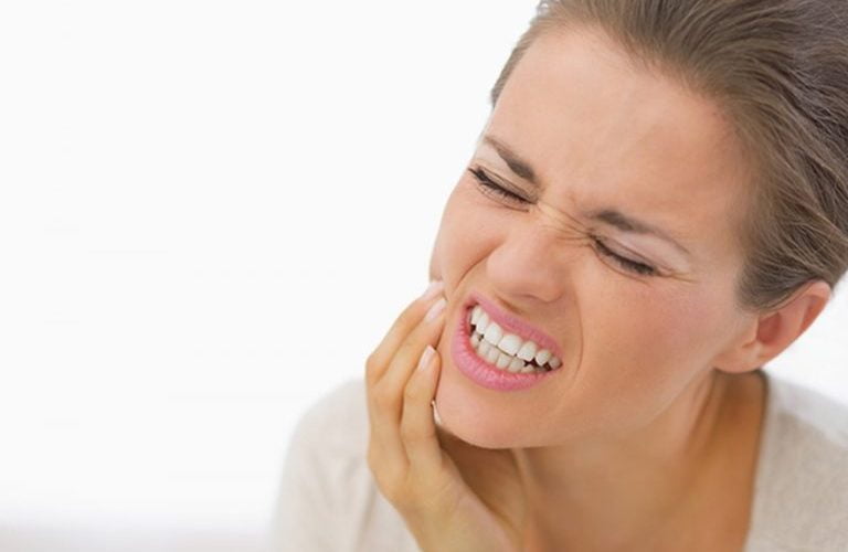الطريقة الصحيحة لاستخدام القرنفل للتخلص من الم الأسنان
