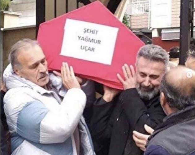 بالفيديو: انهيار نجم مسلسل قيامة ارتغلر اثناء تشيع جنازة طفلته التي قُتلت في تفجير إسطنبول