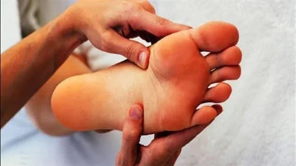 راقب هذه المنطقة في قدميك واذا ظهرت عليها هذه العلامات فهذا يؤكد ارتفاع الكوليسترول والدهون الضارة في جسمك