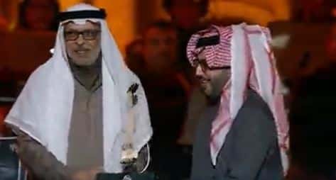 شاهد رئيس هيئة الترفيه يكرم أسرة الفنان السعودي الراحل طلال مداح