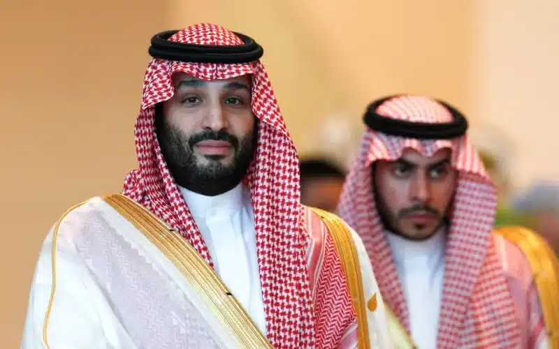كيف رد الأمير محمد بن سلمان على فتاة سعودية تجاوزت جميع حراسته وركضت نحو سيارته وهي تنادي “بابا محمد” ؟ شاهد الفيديو