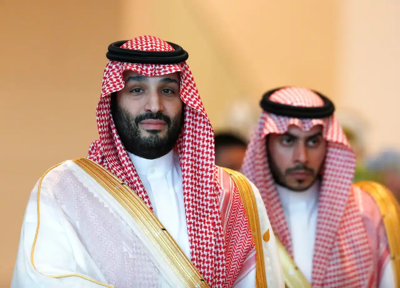 فتاة سعودية تتجاوز حراسة ولي العهد السعودي الأمير محمد بن سلمان