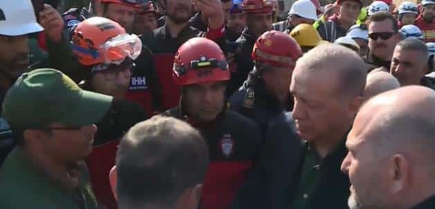 شاهد..أردوغان يزور مقر الفريق السعودي للإغاثة ويوجه رسالة موثرة إلى المملكة