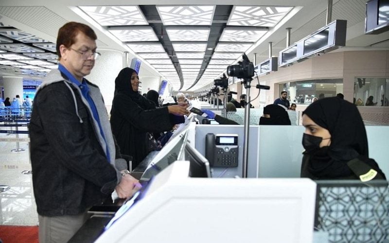 بالصور.. أول مستفيد من تأشيرة المرور للزيارة يصل جوًّا إلى من جدة السعودية