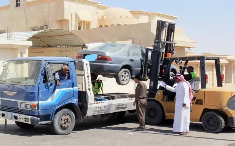شاهد/ كيفية إسقاط المركبات المهملة والمصدرة للخارج في السعودية